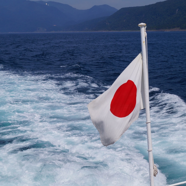 Аврора, плывущий от порта УтороОнсэн до мыса Сирэтоко; Хоккайдо