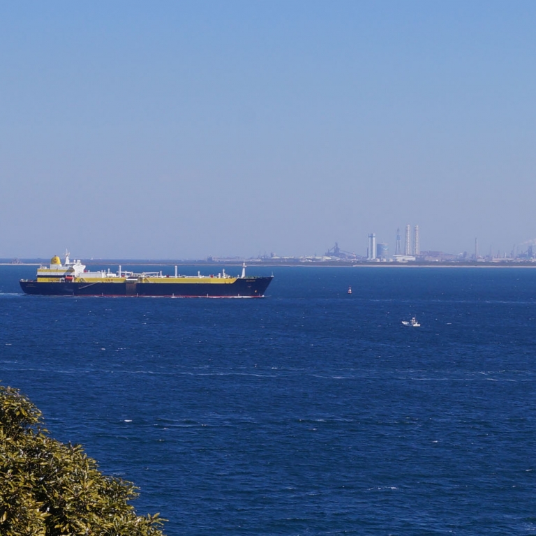 Одно из сотен грузовых судов, проходящих за день через створ Токийского залива; Канагава
