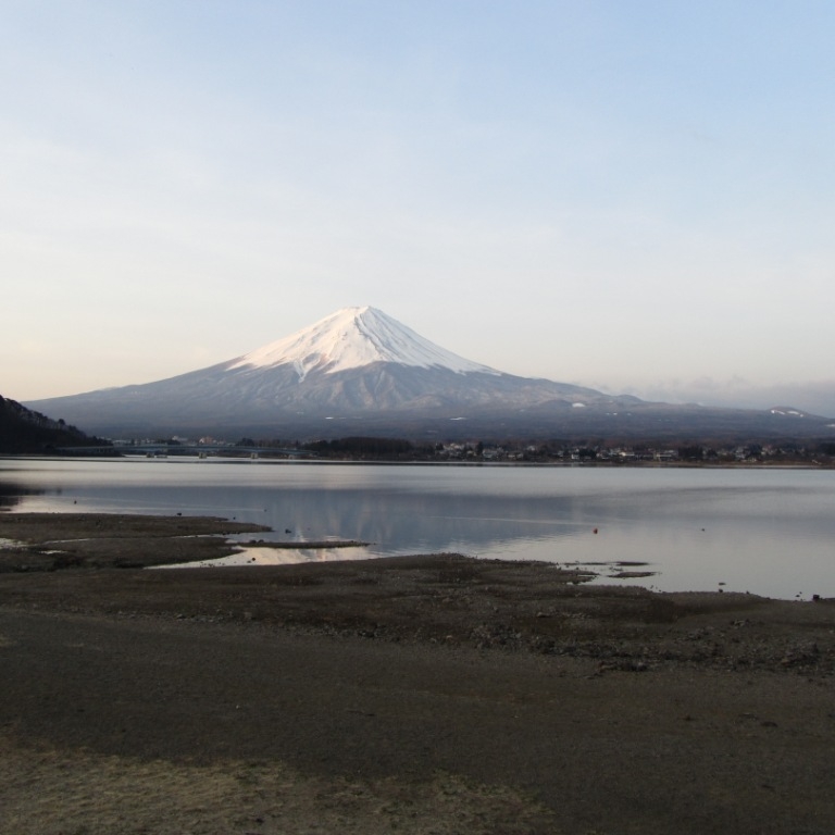 Вид на Фудзи с противоложного берега озера Кавагути; Яманаси