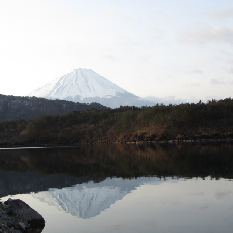 Гора Фудзи и отражение горы в глади озера Сайко; Яманаси