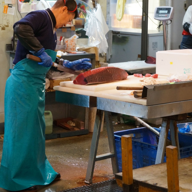 Обработка тунца на оптовом рынке; Осака