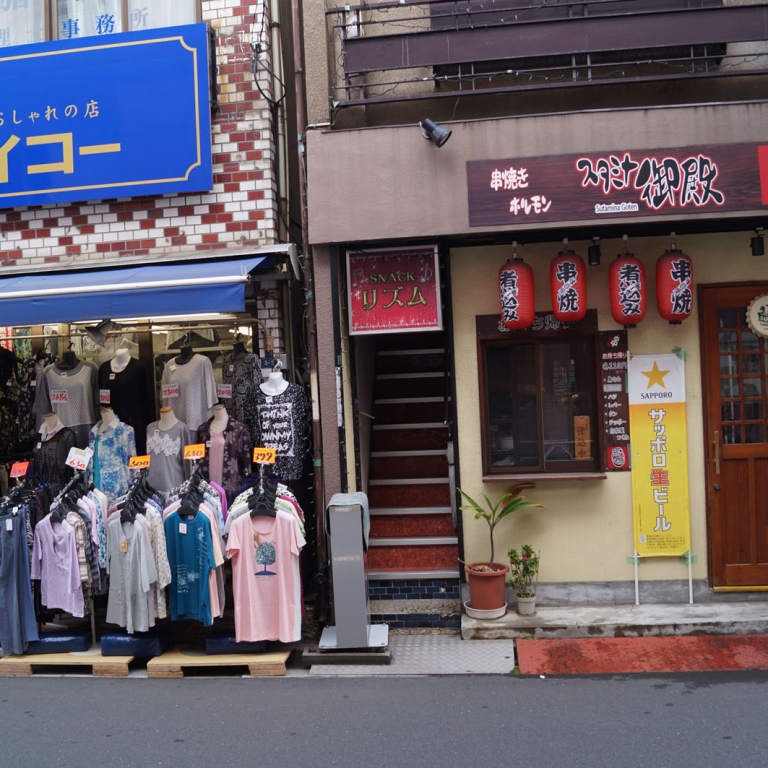 Магазин одежды экономкласса в жилом районе; Токио