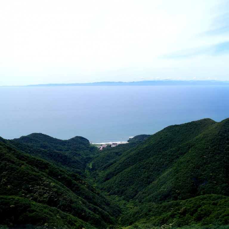 Вдалеке - крупный о.Садодзима, вид с горы ЯхикоЯма; Ниигата