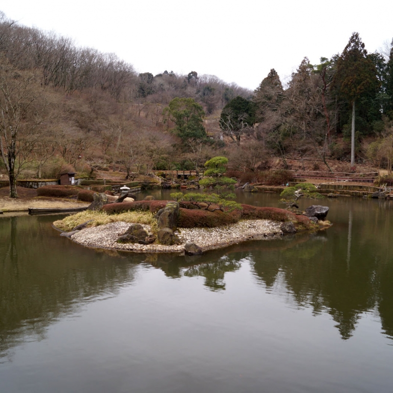 Безымянный остров в японском саду тема-парка Нидзи-но-Сато; Сидзуока