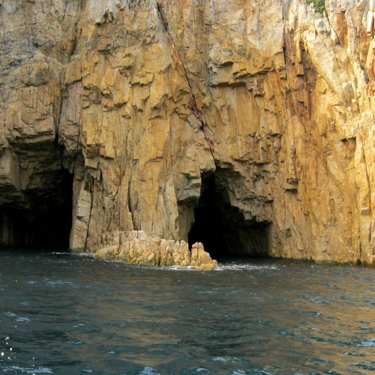Морские пещеры побережья Оми; Ямагути