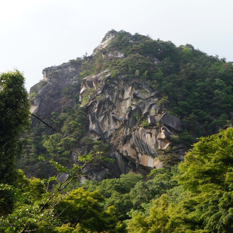 Скала Какуэнбо в ущелье СёсэнКё; Яманаси