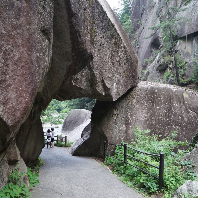Каменные ворота в ущелье СёсэнКё; Яманаси