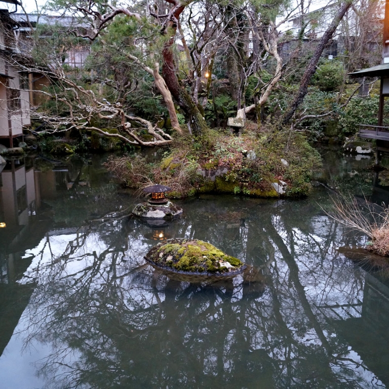 Островок во внутреннем пруду рёкан'а Араи; Сидзуока