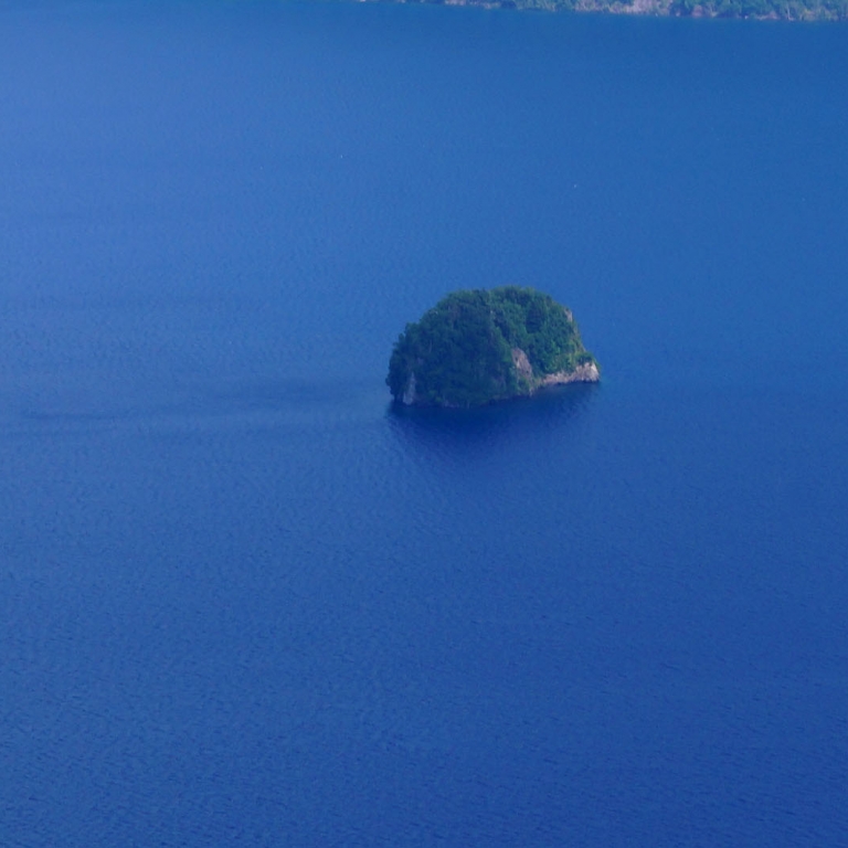 Маленький остров посреди синей глади озера МасюКо; Хоккайдо