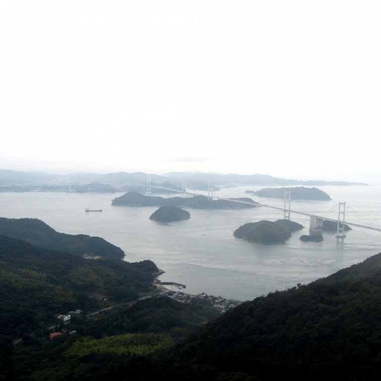 Пролегающая через десятки островов СэтоНайкай мостовая система СимаКайдо; Эхимэ