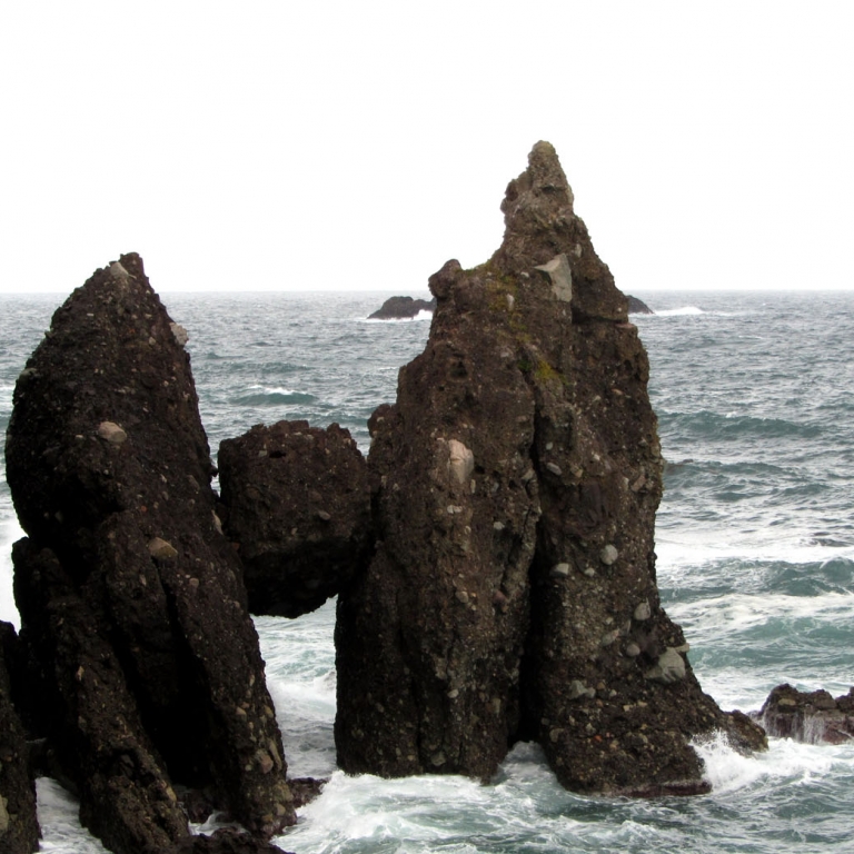 Причудливой формы скалы в Японском море в районе Такэно; Хёго