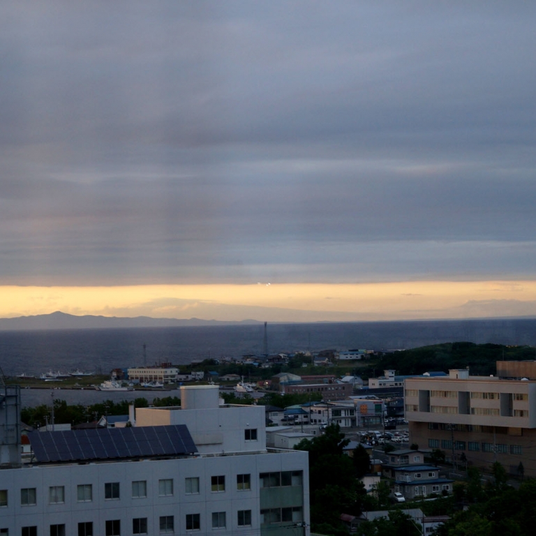 Вид на принадлежащий России остров Кунашир с крыши гостиницы г.Нэмуро; Хоккайдо