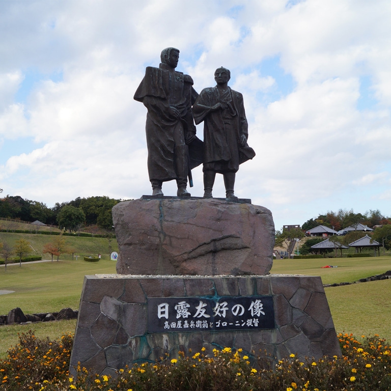 Памятник российско-японской дружбы; Головнин и Кахэй; Хёго