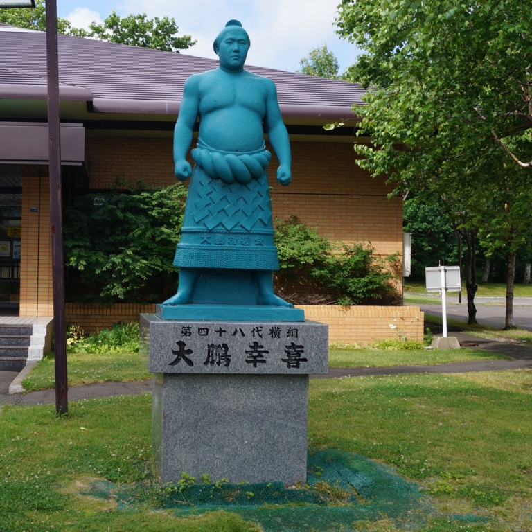 Памятник Тайхо - сумоисту русского происхождения; Хоккайдо