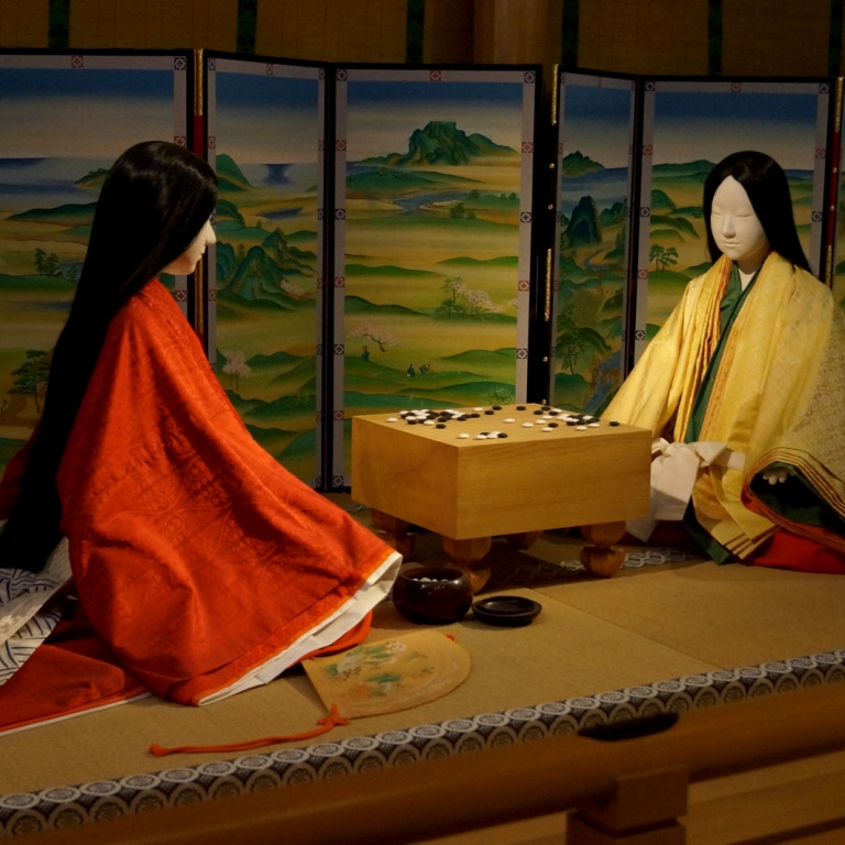 Костюмы японцев 11 века. В Музее Повести о блистательном принице Гэндзи; Киото