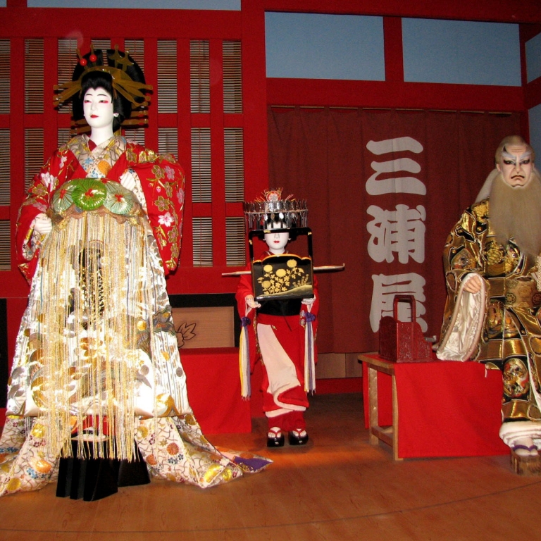 Фигуры в традиционных японских костюмах; Токио