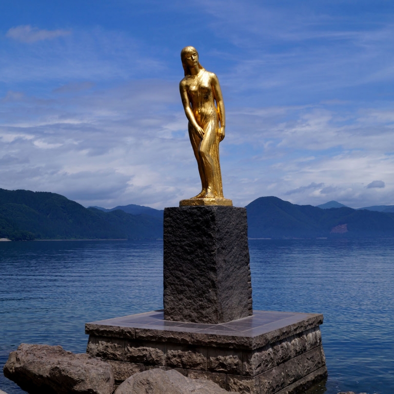 Статуя девушки Тацуко на озере Тавада; Акита