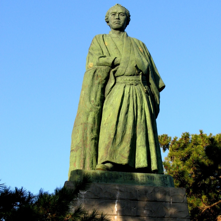 Памятник мыслителю и политику Сакамото Рёма; Коти