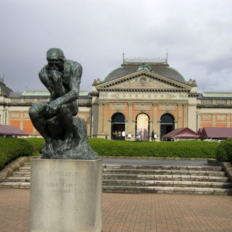 Мыслитель Родэна у Государственного музея Киото; Киото