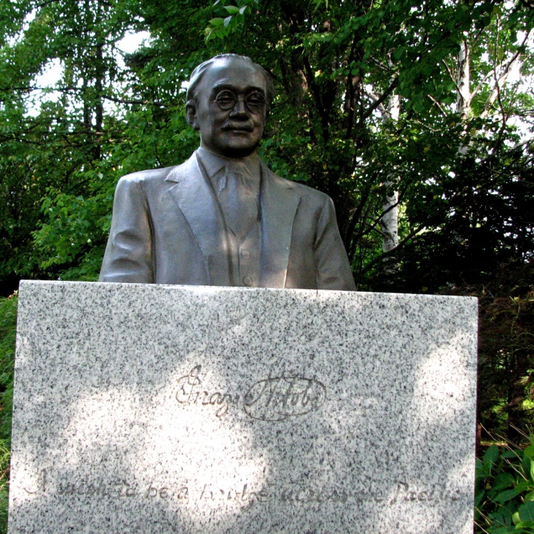 Памятник мыслителю Нитобэ в кампусе Хоккайдосского университета; Хоккайдо