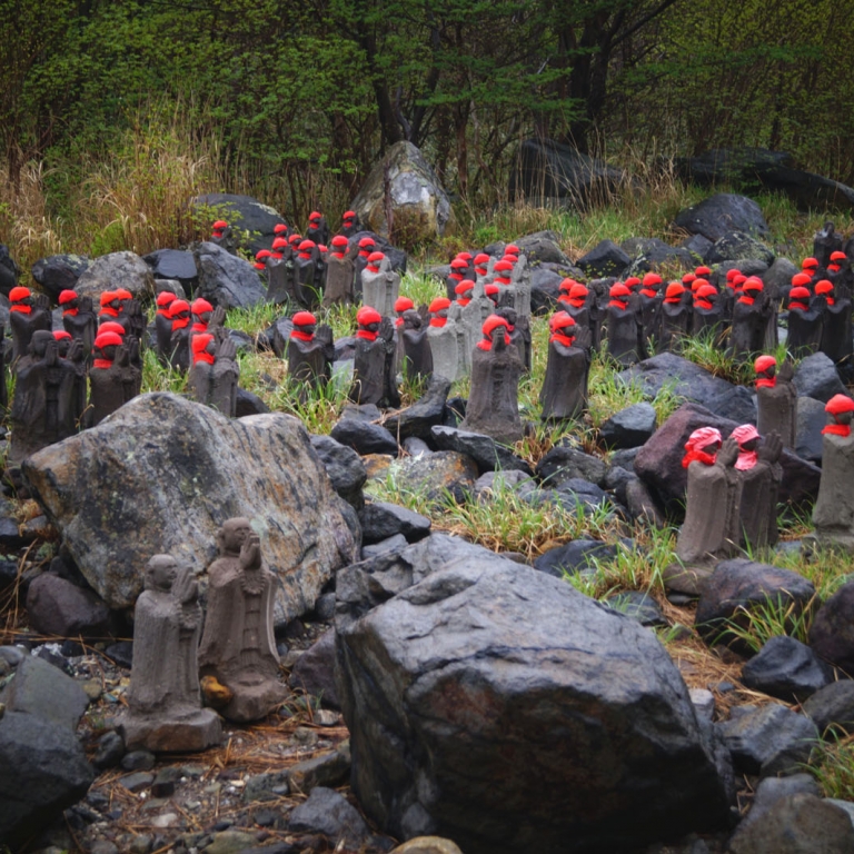 Маленькие статуи дзидзо в память об умерших детях; Тотиги