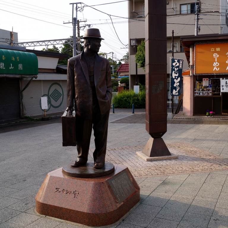 Статуя герою известного фильма на месте действия у станции Сибамата в столичном даунтауне; Токио