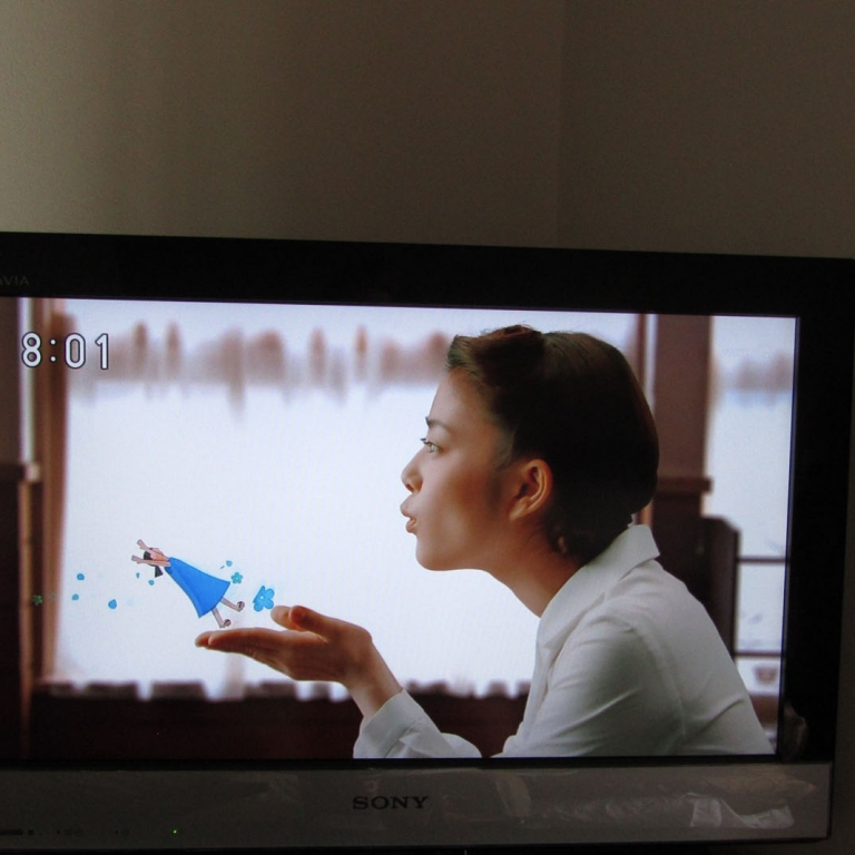 На экране - начало очередной серии утренней мелодрамы - важная часть телевизионной культуры; Нагано