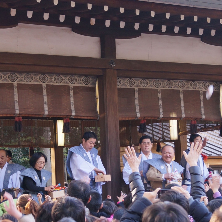 Синтоистский праздник Сэцубун - приближение весны; разбрасывание подарков в храме; Сайтама