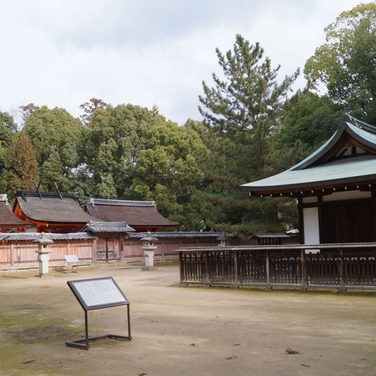 Соседство храмов двух религий - синто и буддизма - это тоже Япония; Киото