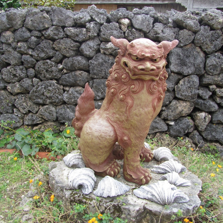 Животное Сиса и каменная изгородь - местные талисманы; Окинава