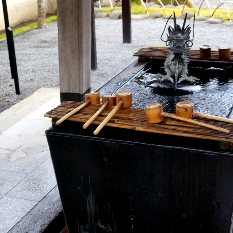 Источник для омовения рук перед храмом - важный элемент культуры; Сидзуока