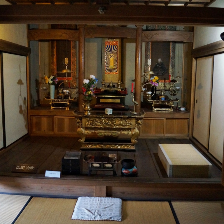 Буддистский алтарть в традицонном доме; Исикава