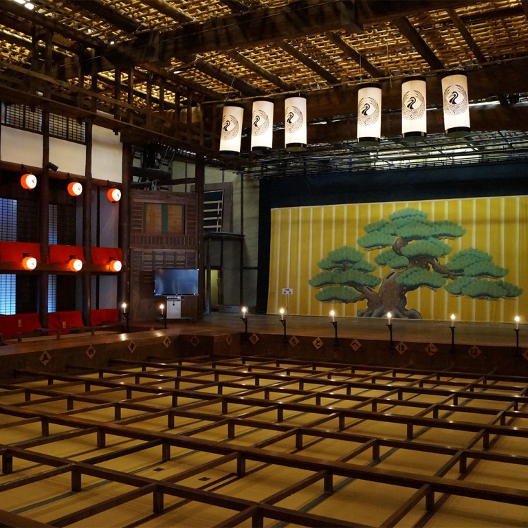 Зал и сцена кабуки в г.Котохира; Кагава
