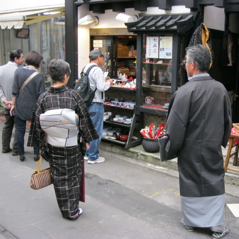 Пара в национальных одеждах прогуливается по улицам Камакура; Канагава