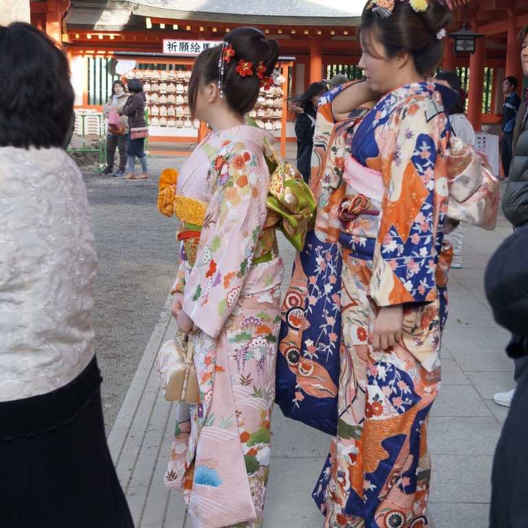 Девушек в кимоно можно увидеть часто, особенно в храмах; Токио